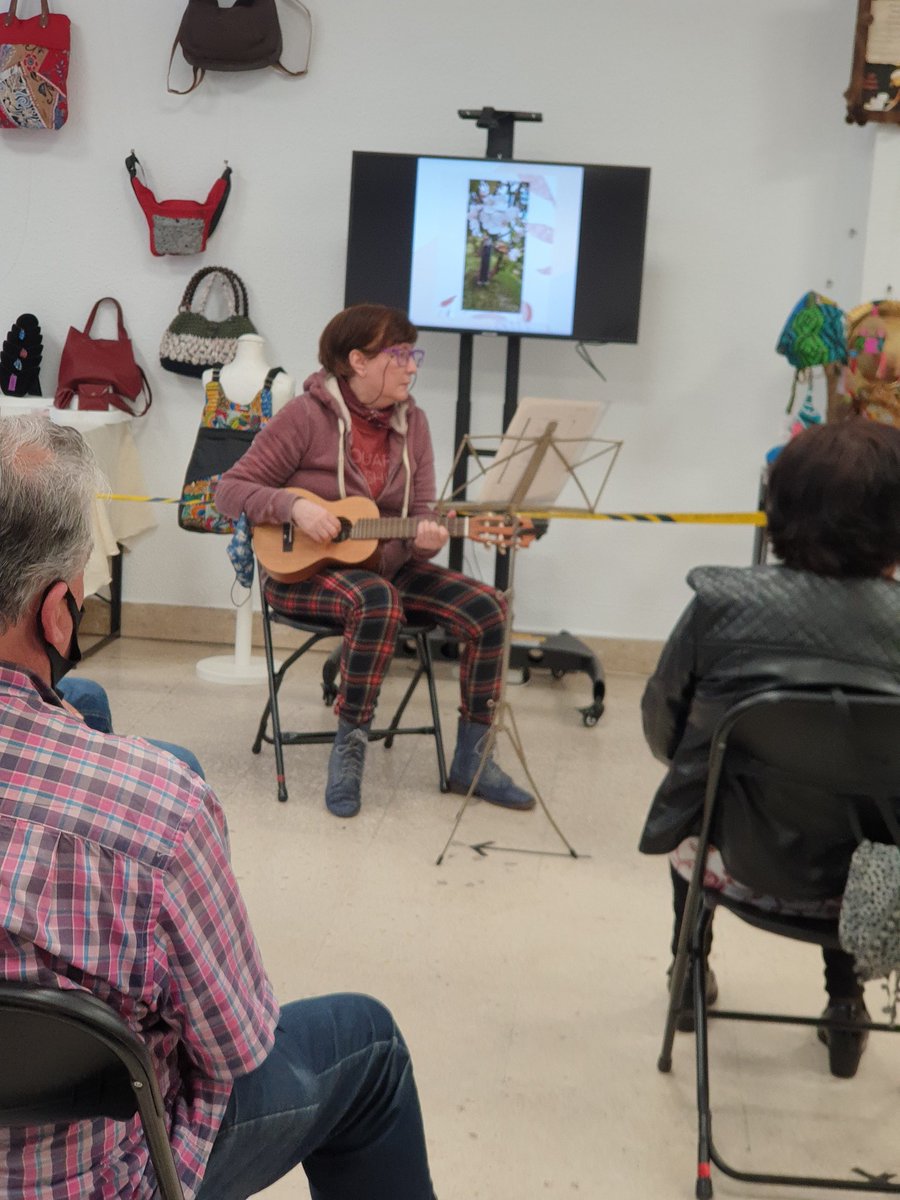 mirenepalacios's tweet image. ¡Magnífico!! La tarde noche de ayer resultó maravillosa. Poesia, mucha poesía, lo pasamos fenomenal declamando. #recital #declamando #Bilbao #VasoPoetico #poetry  #AluzetaZentroa #poesia #Gracias #poetrycommunity #writer #writerscommunity #MirenEPalacios mirenepalacios.net