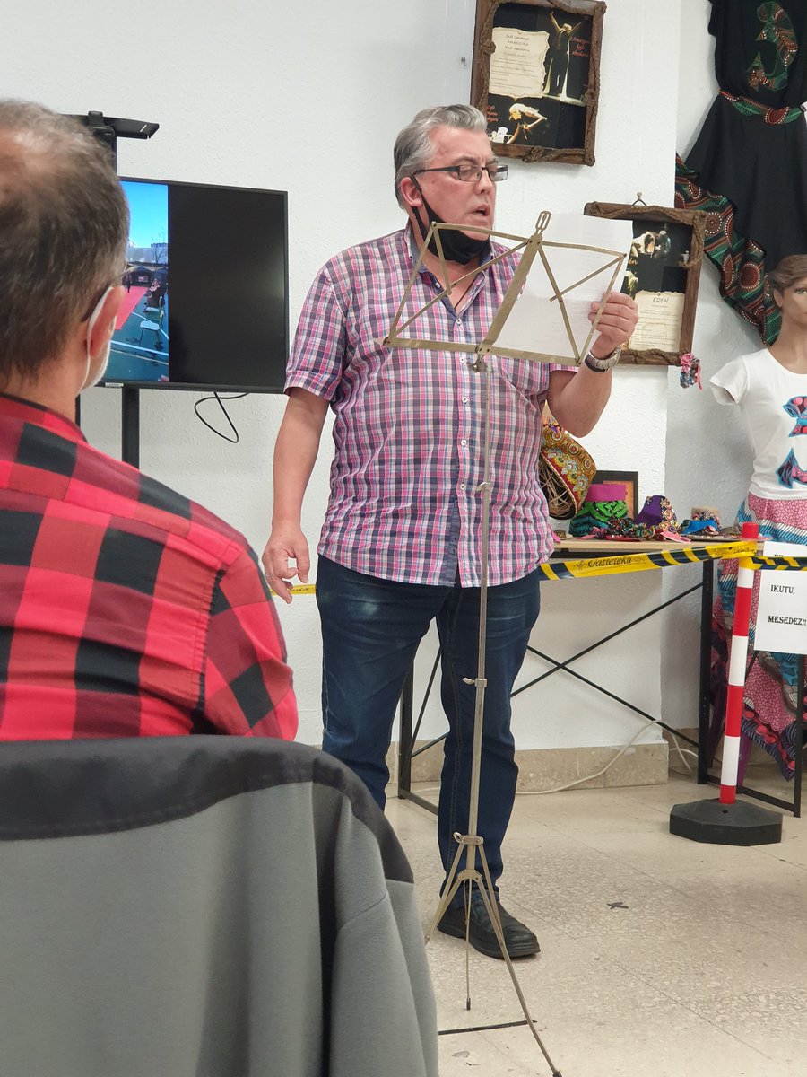 mirenepalacios's tweet image. ¡Magnífico!! La tarde noche de ayer resultó maravillosa. Poesia, mucha poesía, lo pasamos fenomenal declamando. #recital #declamando #Bilbao #VasoPoetico #poetry  #AluzetaZentroa #poesia #Gracias #poetrycommunity #writer #writerscommunity #MirenEPalacios mirenepalacios.net