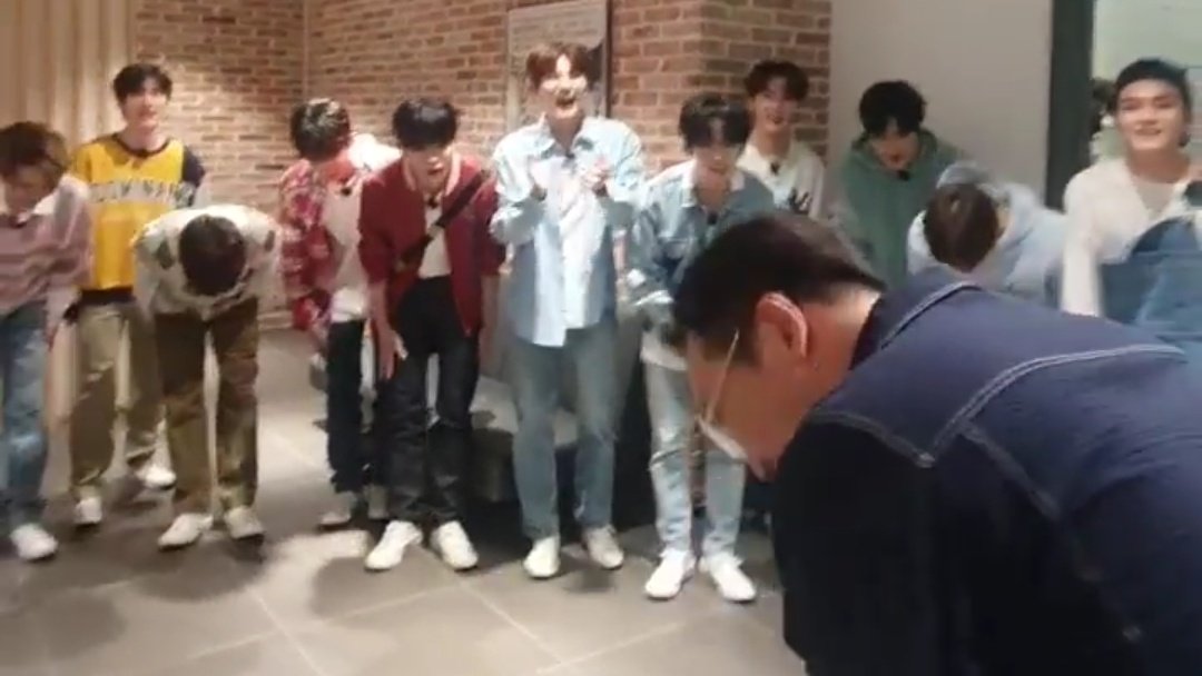 ptrcmbihoon's tweet photo. treasure non-stop bowing to mc dingdong, our precious and polite boys 🥺 #트레저 #トレジャー @treasuremembers https://t.co/7NyhrUMU0T