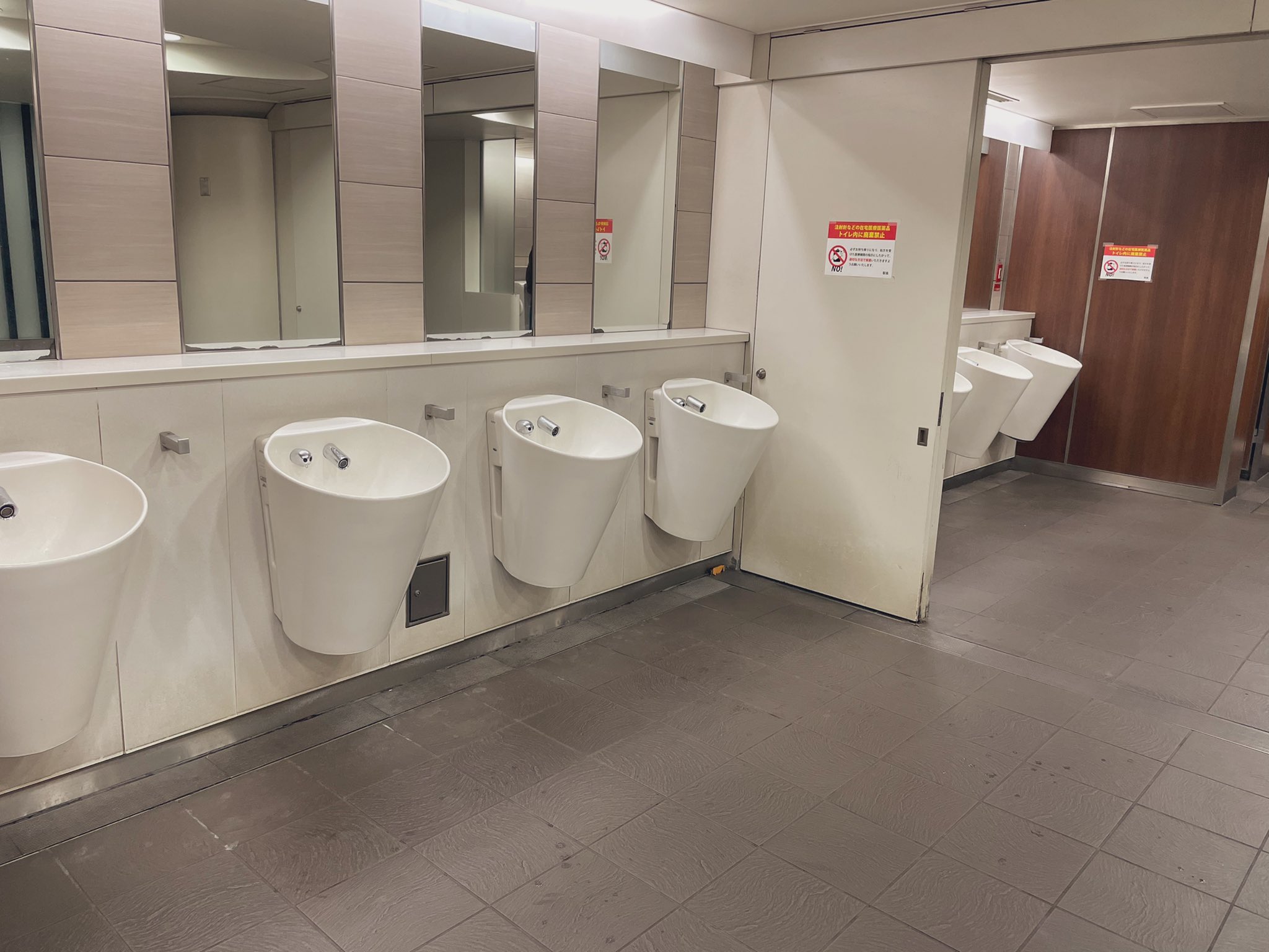 デザインの敗北 渋谷にある公衆トイレの洗面台が実に 紛らわしい と話題に えのげ