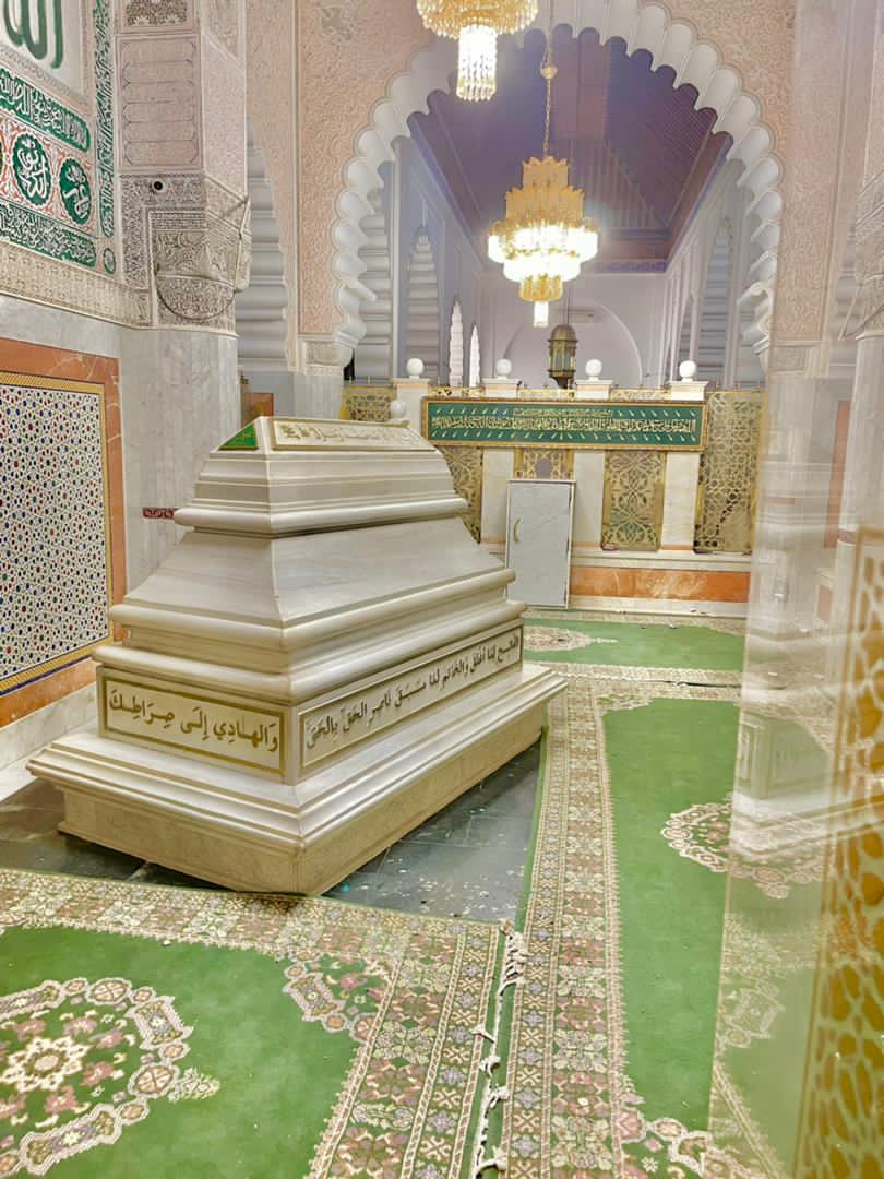 Samba_Ebraheem's tweet photo. "Allah exaucera les désirs de celui qui lui rendra visite
Par l'octroi de tous secrets tous dons et toutes félicités"

Cheikh Ibrahima Niass rad https://t.co/MLJhL5JIar