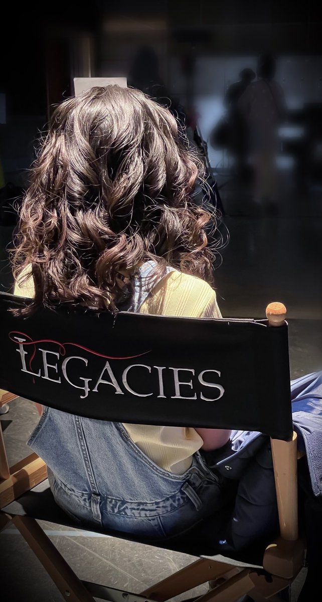 LinderSutton's tweet photo. Thank you @cwlegacies cast &amp; crew! I had an amazing time as #YoungFinch @bandekoot @quincyfouse @waynecaparas
@bandekoot @jennylboyd22 @BryantmKaylee @elijah620 @New_Years_Cake Hugs to @LeslieZCast @buchwaldtalent @dave_mckeown &amp; SA at Edge. I💜working with y’all #legacies https://t.co/8HkOxyb23n