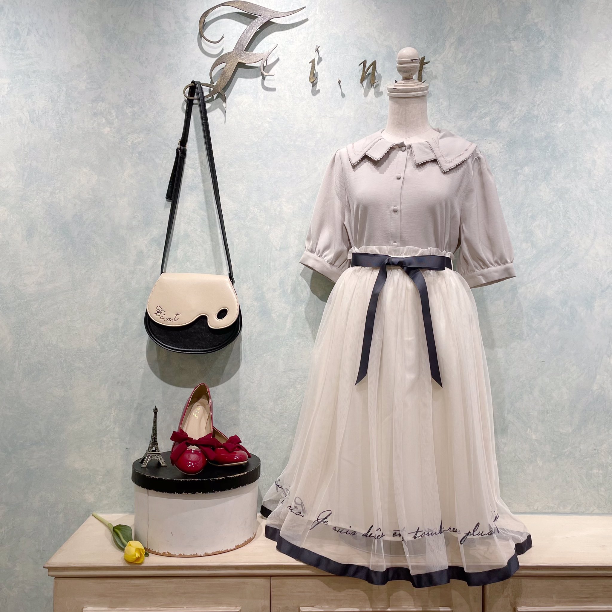 F I N T Official フィント公式 ガーリーコーデをするならコレ 配色ライン刺繍ダブルカラーブラウス T Co Pcfrsptvba ロゴ刺繍チュールスカート T Co Ejef0k7mxl 春夏にぴったりのモノトーン風ガーリーコーデ 変形衿の