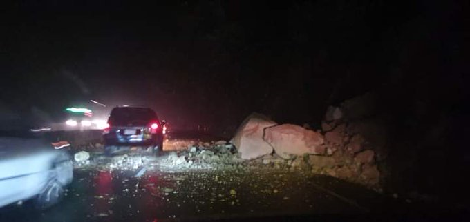 SpotlightSV's tweet photo. #Derrumbe | Protección Civil reporta derrumbe en carretera Los Chorros, en el sentido hacia Lourdes. Personal de Fovialito retira el material rocoso, se sugiere manejar con precaución o buscar otra ruta alterna. Foto: cortesía. https://t.co/VvY4BQzfhr https://t.co/L3SqJachQW