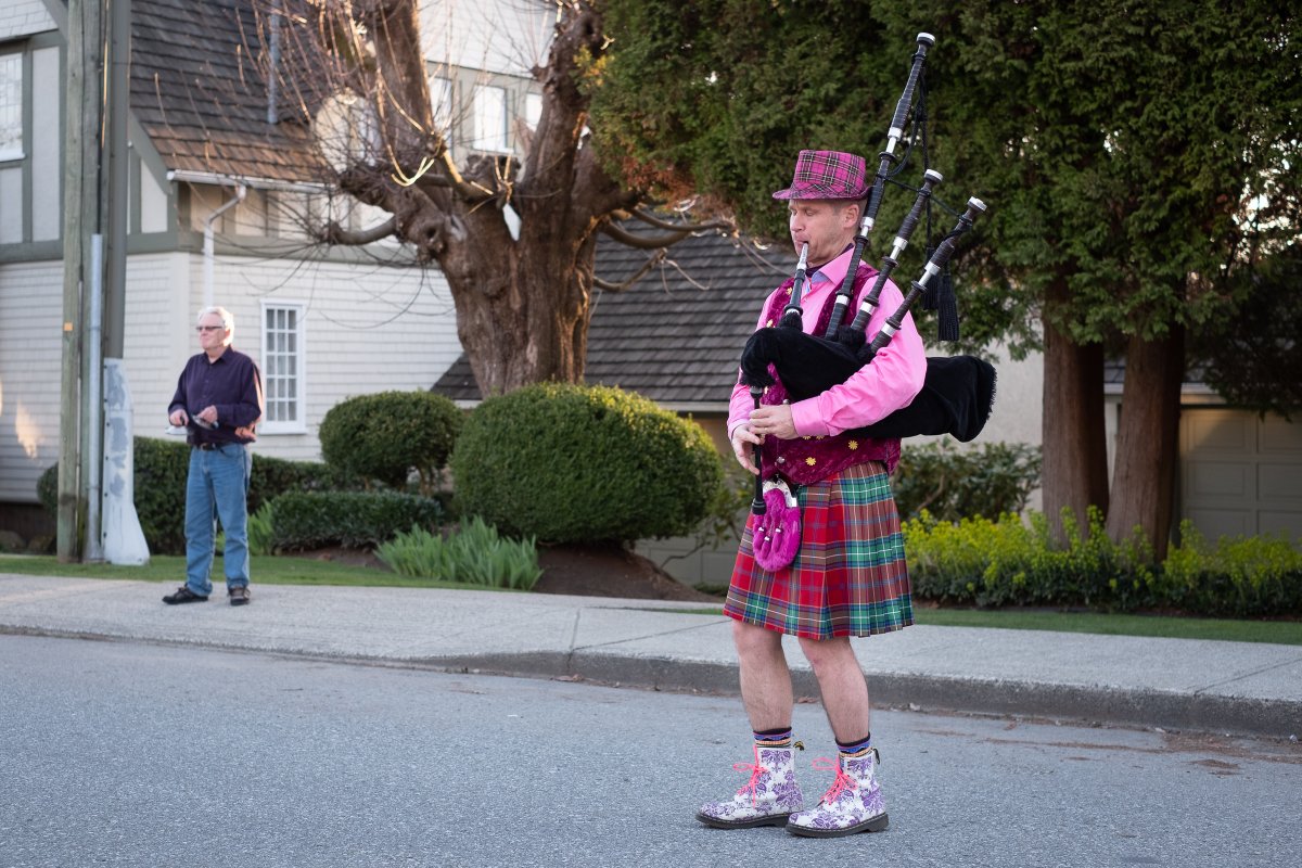 Delighted to hear the story of the two Franks on <a href="/cbcasithappens/">As It Happens</a> tonight. Best story of the day. Here's a couple of photos of the pink pied piper, big Frank. Can't wait to see little Frank. And here's the local story cbc.ca/news/canada/br… #NorthVan