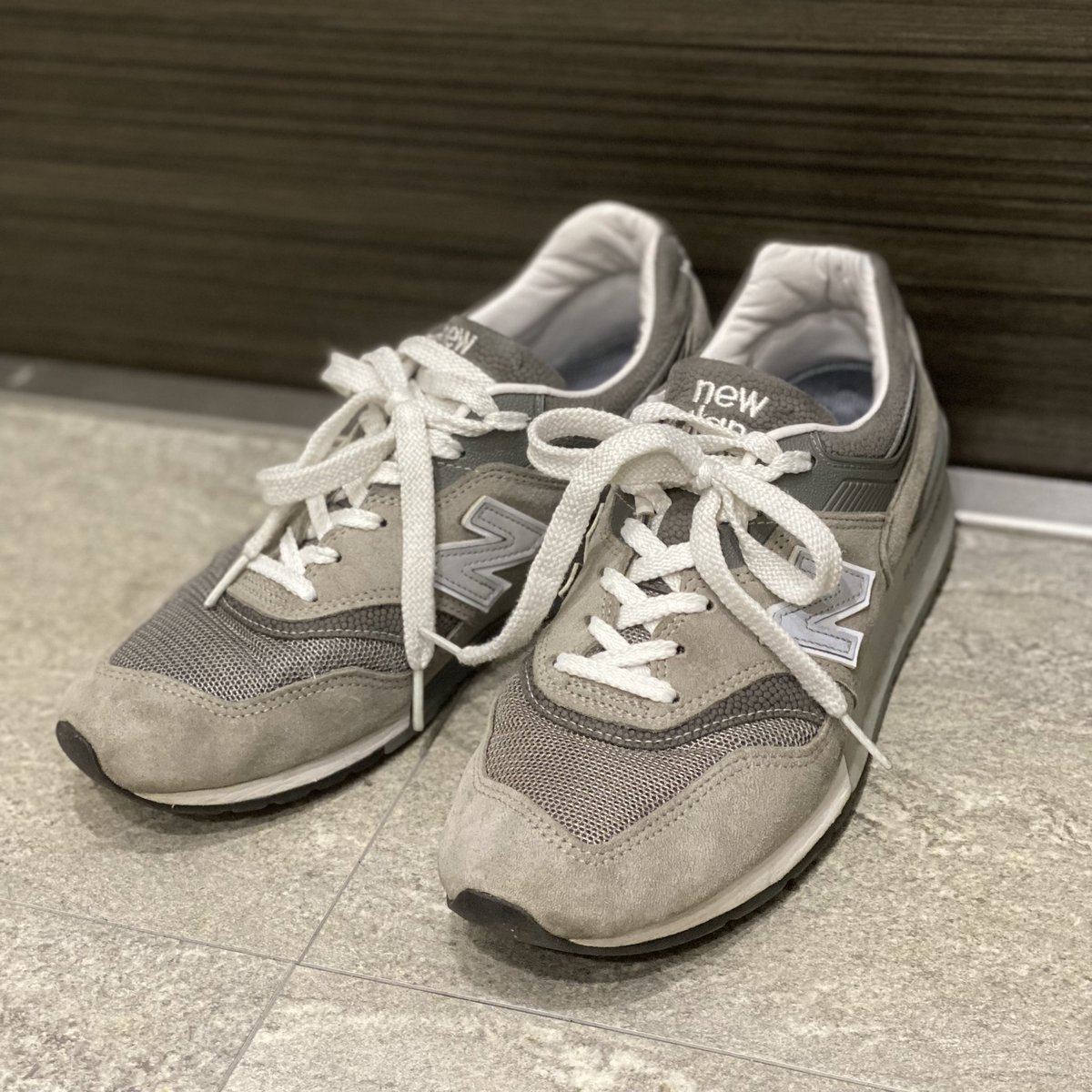 hobomokha's tweet photo. 雨の予報だけど、M997。小ぶりなNロゴと一体型ソール、少しスリムなトゥーがお気に入り。
#newbalance #m997 https://t.co/zLQXpMUgeX