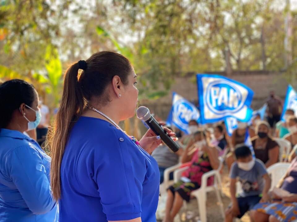 Luisa_Fontova's tweet photo. En la comunidad rural de #Metlapil me comprometí a reactivar el campo 🌱 y darle continuidad a la urbanización de dicha comunidad.
Seguiremos trabajando día ☀️ y noche 🌑 para demostrar que si se puede gobernar de manera honrada y transparente. #AcapulcoSePintaDeAzul #VotaPAN. https://t.co/Z0pyIUSoj6