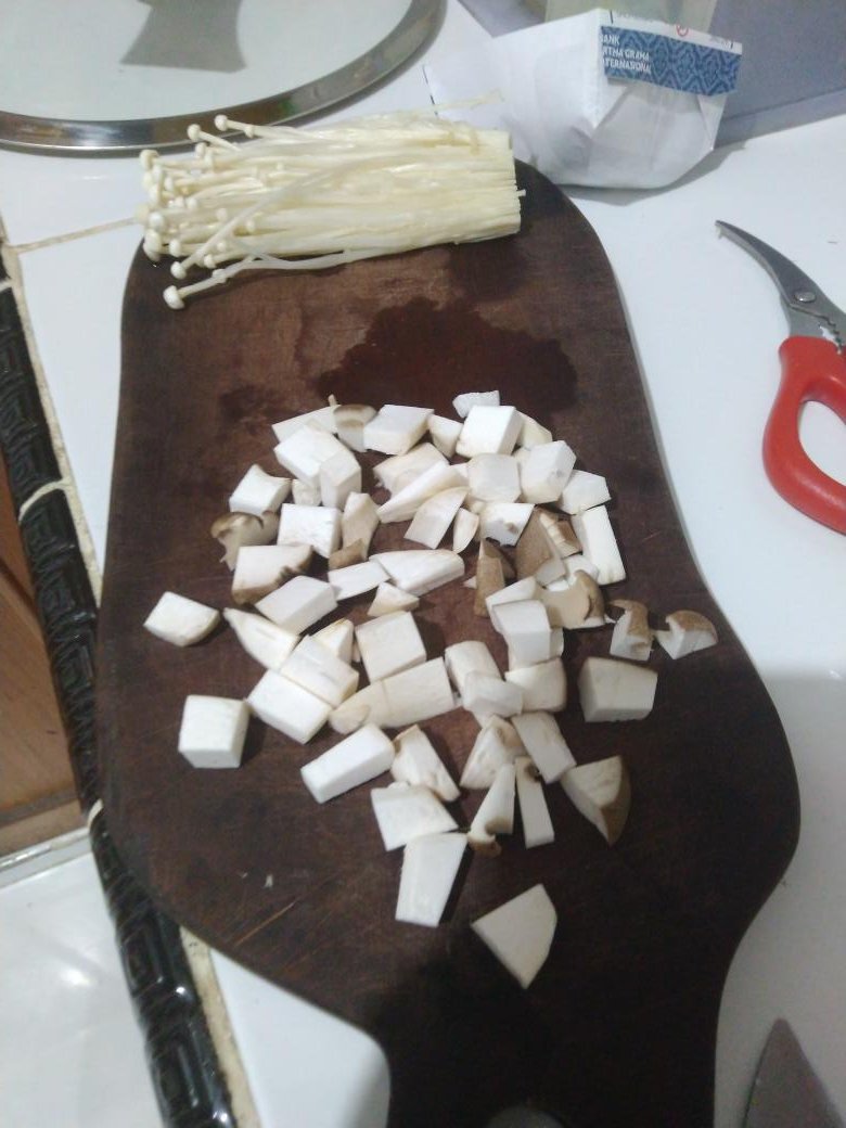 first cut up the king oysters to dice shape as if ur chopping meat for ur pet cat/dogs, chop it with rage for your main motivational boosti leave the enoki as it is bc i prefer it that way