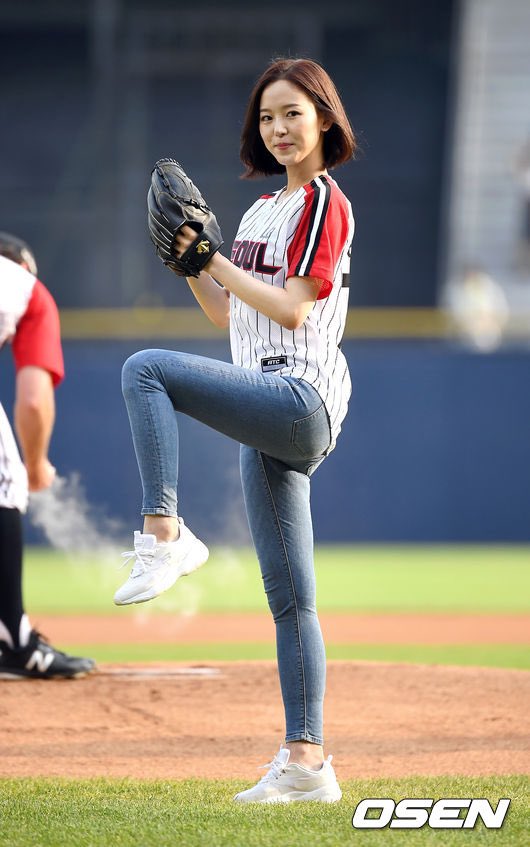 Sporty Hanna ⚾️
Saw the LG logo on her shirt and reminded me..LG whisen content when? 👀