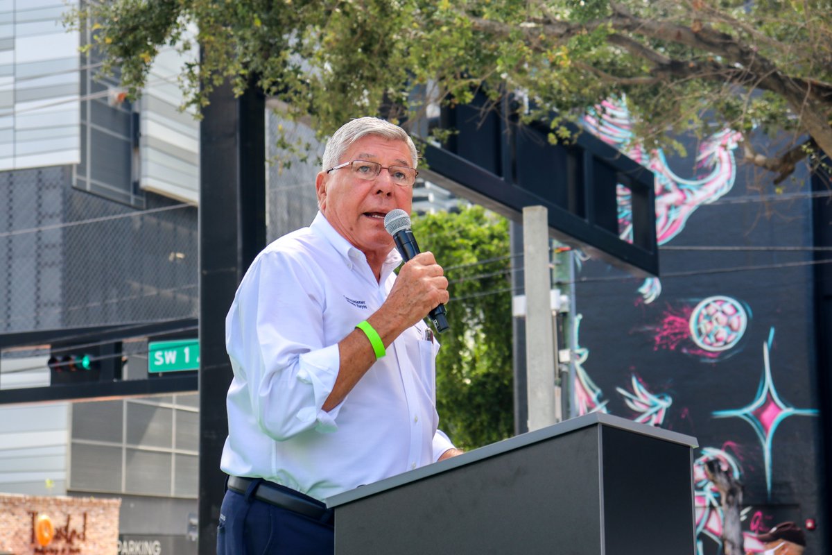 theunderlinemia's tweet photo. This event was followed by the dedication of The Underline Sound Stage Plaza presented by Florida Power & Light. ✅✨ @insidefpl
#UnderlinePhase1OPEN #TheUnderline #Miami https://t.co/deVecNO6hK