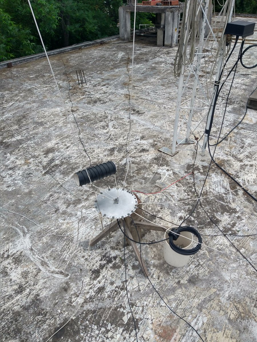 xe2mvy's tweet photo. Feed point for 80 and 160 mts. Band L inverted antenna. https://t.co/31Lp6b31HW