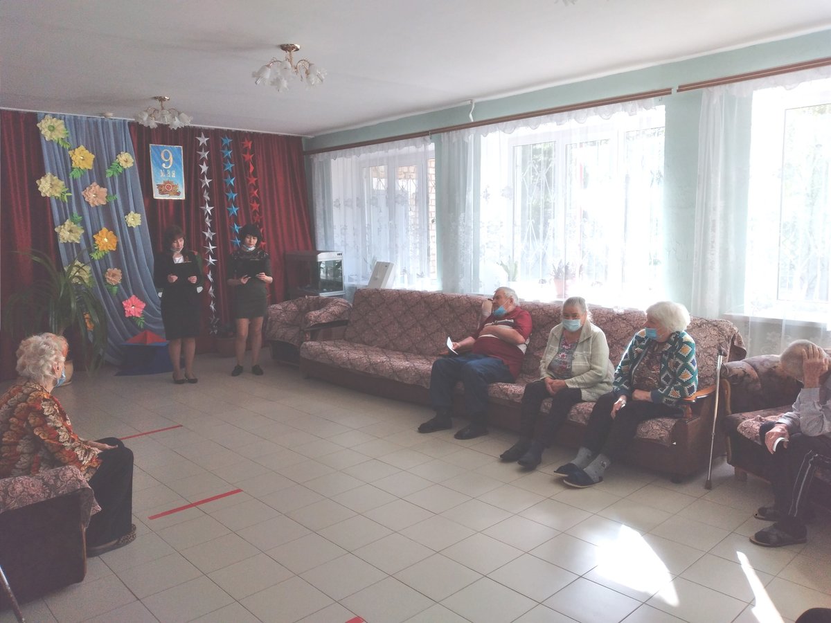 В преддверии Дня Победы, в полустационарном отделении ГБУ СО РЦ «Доблесть» состоялось мероприятие, посвященное песням далеких и грозных лет, которые звучат и сегодня, потрясая сердца. Получатели социальных услуг познакомились с историей и судьбой давно знакомых и любимых песен.