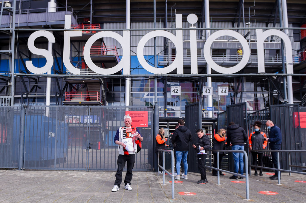 Politie doet melding van 3 explosies in Rotterdam: link met Klassieker?..