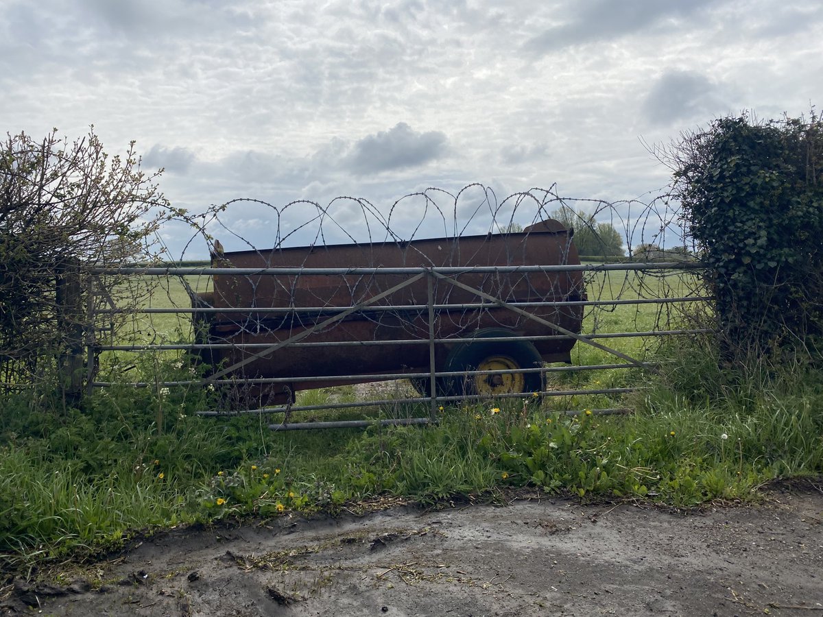 #Flytipping #harecoursing #ruraltheft #littering #poaching #stockworrying are some of the reasons why gates are no longer for leaning on.. public money for public good is a great concept in agri/env schemes provided the public are not up to no good.. ⁦@NFUtweets⁩