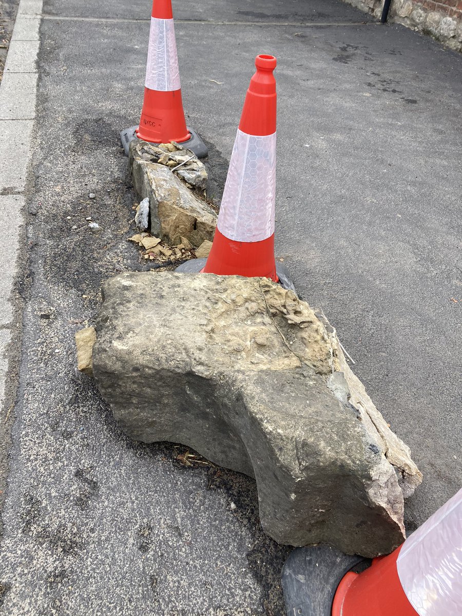 Sad to see that the old horse mounting step in Old Malton has been destroyed. Must have been there for years. @dinahkeal @KarenGazette @RyedaleDC @martindales