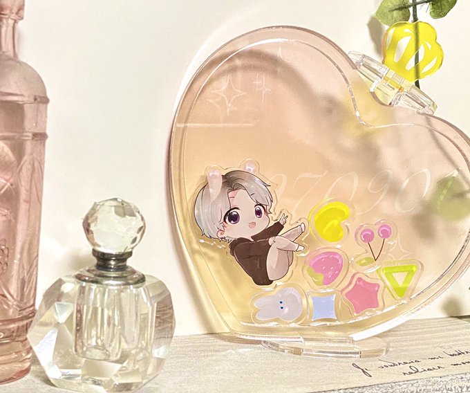 「long sleeves perfume bottle」 illustration images(Latest)