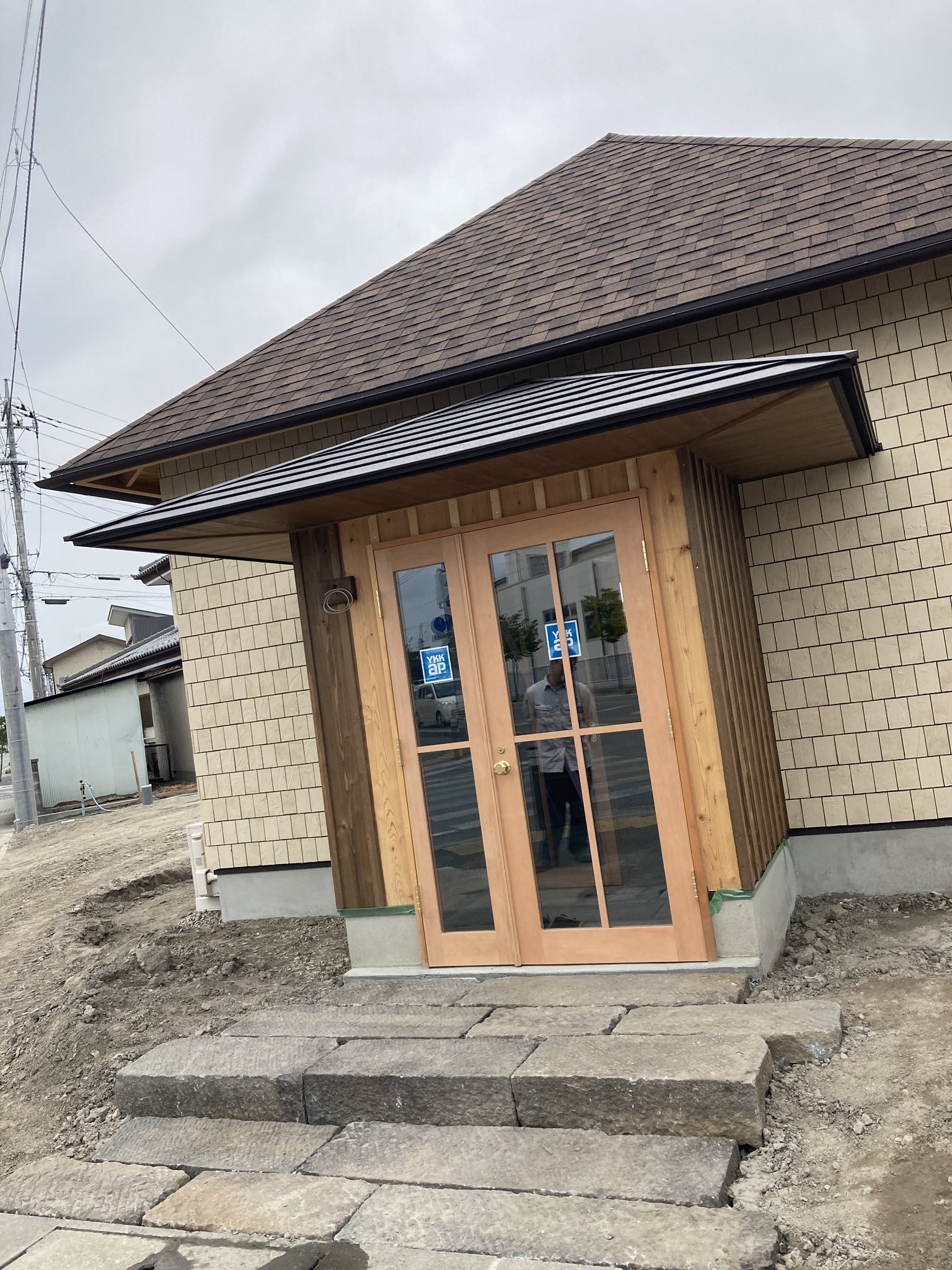 大工シンガー サノケン 弊社 有 佐野工業のリノベーション New Build ブランド Re Stories で 昭和町に絶賛新築中のカフェ タノカンダ珈琲 本日はお店の顔となる玄関ドアが付きました 来月open予定 皆様 お楽しみに タノカンダ珈琲