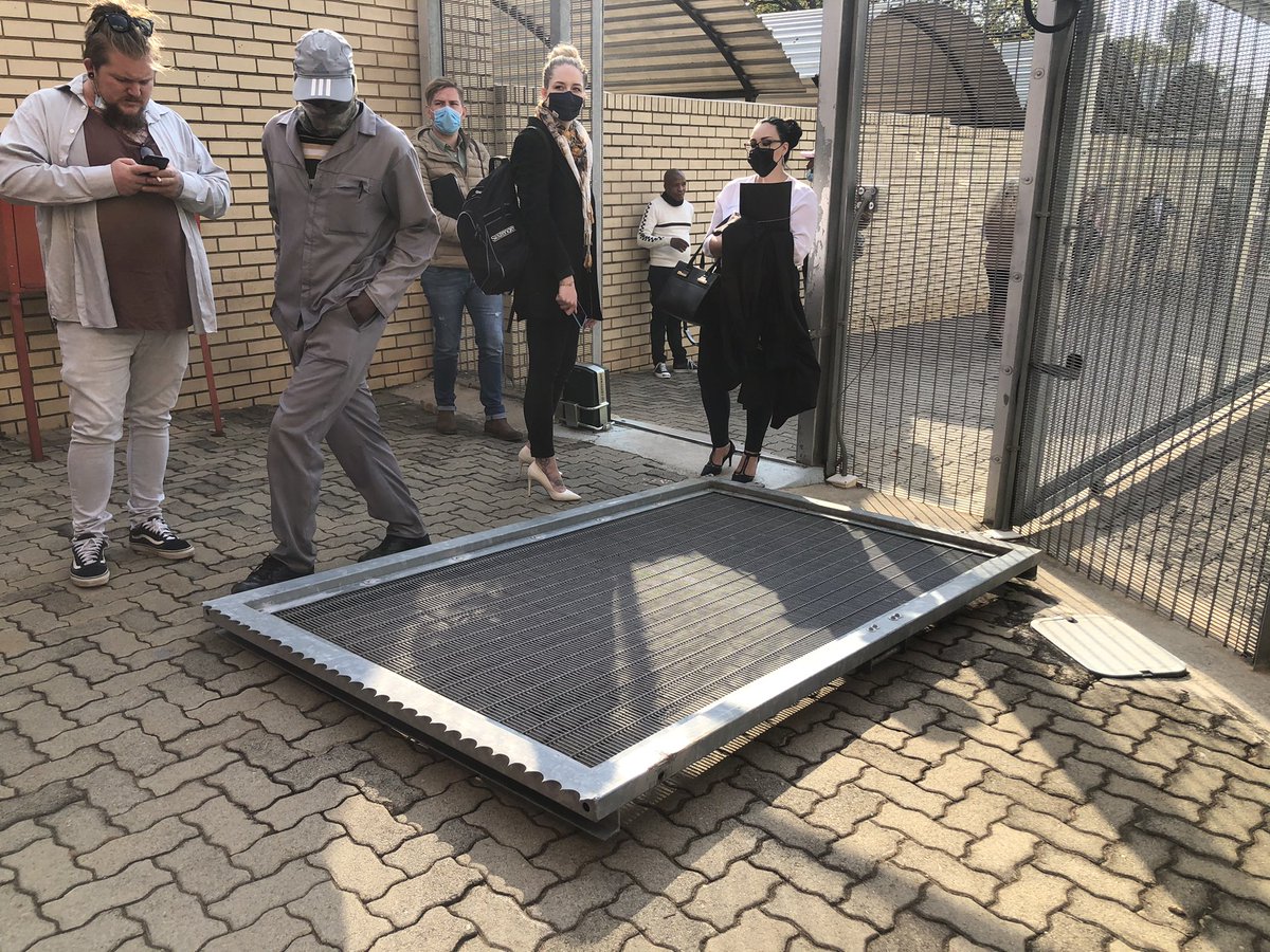 BREAKING:The EFF has broken down all the gates at the PTA North MagistratesCourt. They demand access to #LeonCoetzee’s bail hearing .
#sabcnews