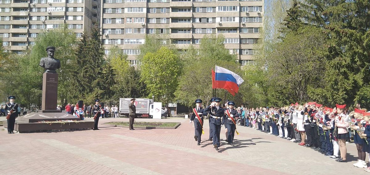 #НацпроектОбразование Сегодня у памятника-бюста маршалу Советского союза Г.К. Жукову прошло торжественное мероприятие с возложением цветов, традиционно организованное педагогами и учащимися школы N 59.