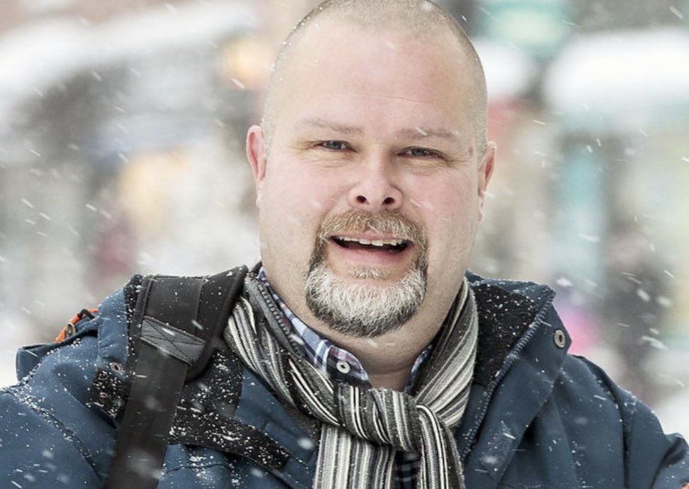 Minä karistelen kesäloman jälkeen hiekat tiimisi sandaaleita ja lataan jokaiseen positiivisen meiningin! puhujatori.fi/puhujat/pasi-h… 
#työhyvinvointi #motivaatio #työyhteisö #valmennus #koulutus #rohkeus #yhteistyö #yrittäjä #henkilöstö