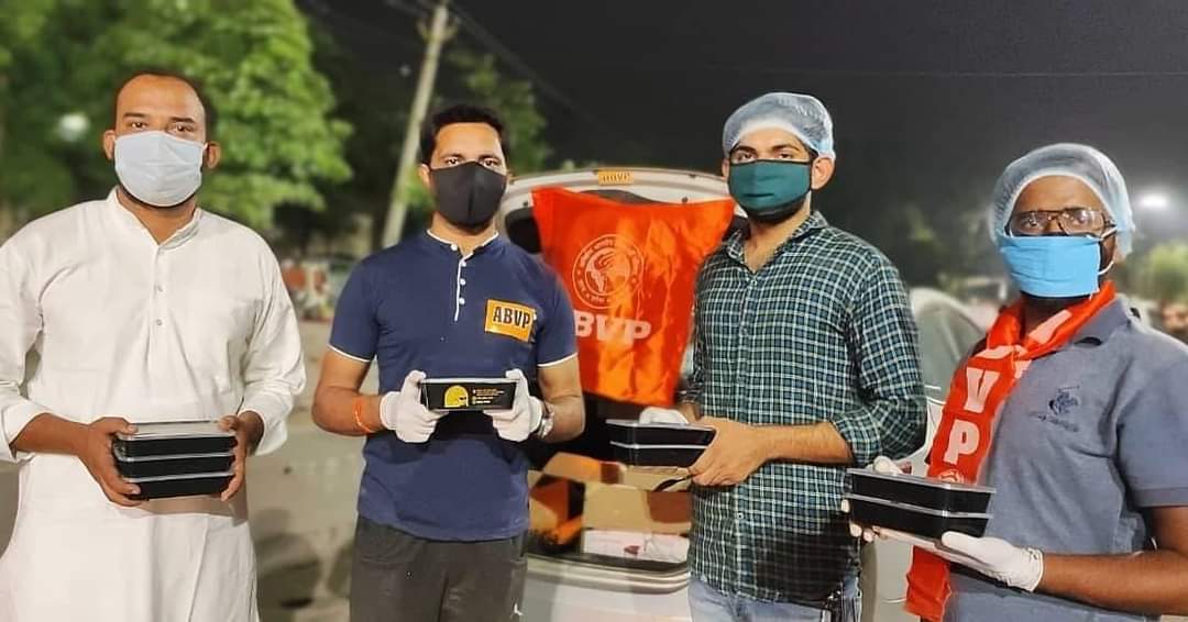 एबीवीपी रोहतक के कार्यकर्ताओं ने "कोविड सेवा अभियान" के अंतर्गत खाना, मास्क एवं सैनिटाइजर का वितरण किया।

कोरोना महामारी के इस संकटकाल में अभाविप का प्रत्येक कार्यकर्ता ज़रूरतमंदों की सेवा के लिए प्रतिबद्ध है।
#ABVPForSociety #ABVP #COVIDSecondWave  #PMOIndia