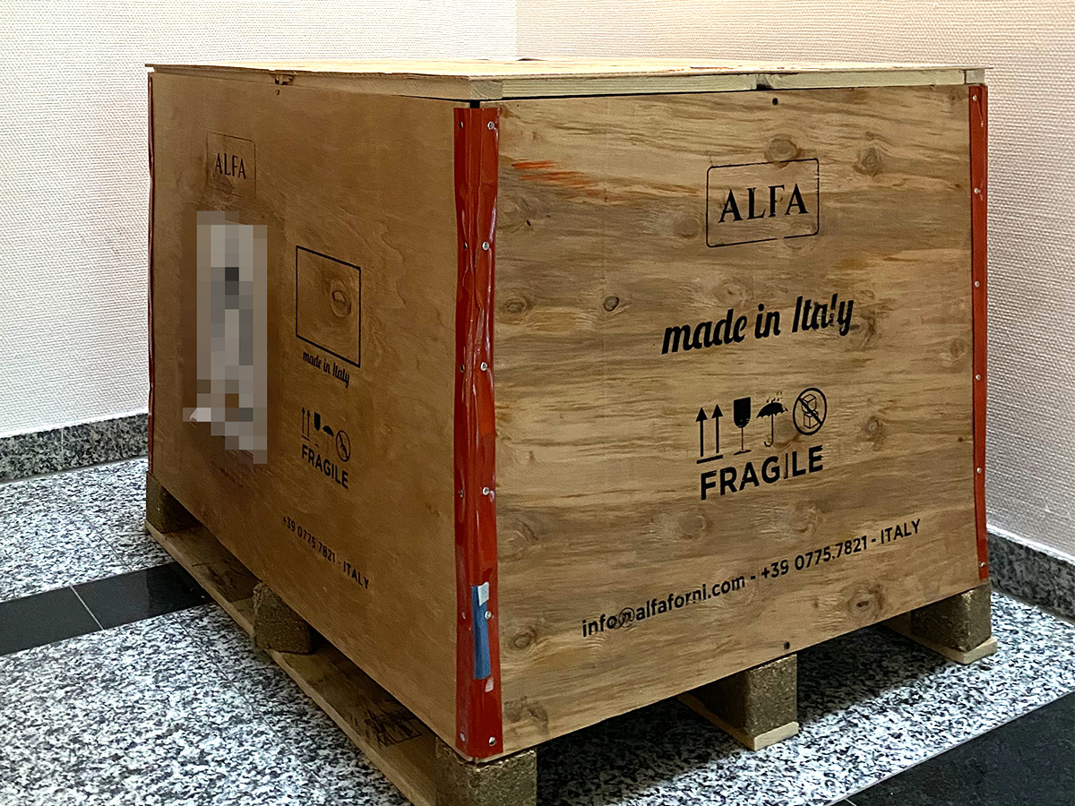 Wir sind so gespannt!
Heute morgen stand plötzlich diese Holzkiste in unserem Treppenhaus ... 
Los, auspacken, der Showroom wartet!
#pizzaofen #foodstagram #pizza #selfmade #holzbackofen #bestpizzaever #pizzapirate #outdoorkitchen #ilovepizza #alfaforni #alfapizza #ofenstudio