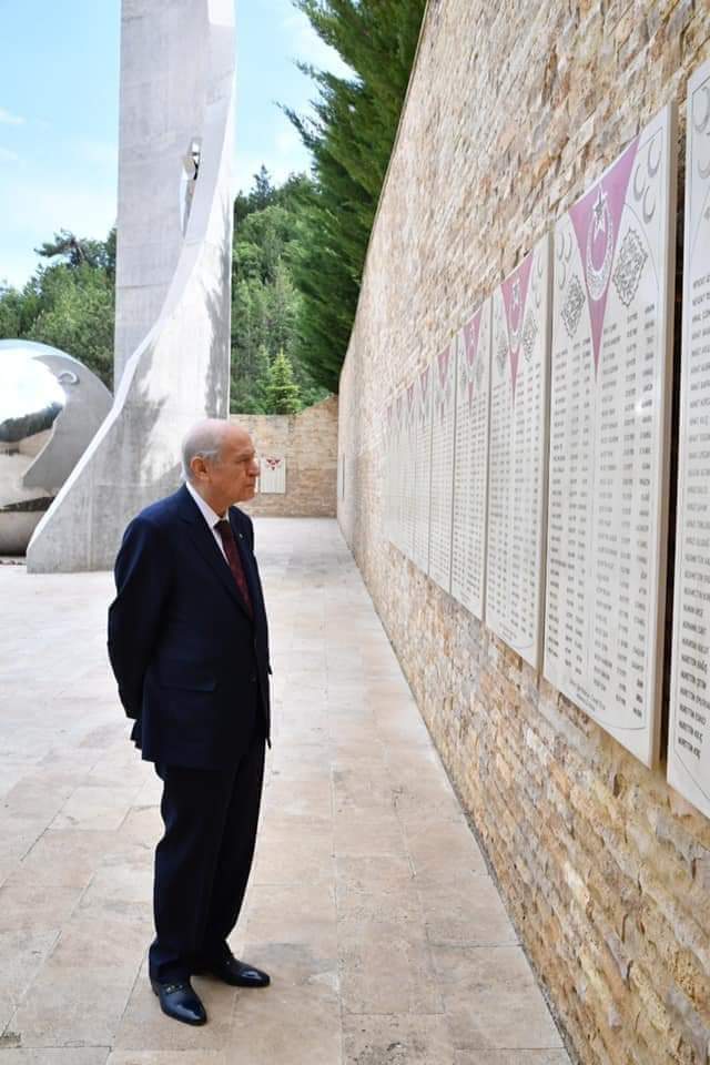 Bunun eli niye arkasında  :))
CHP bunu görmedi mi acaba??