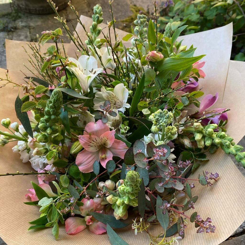 myflowerpatch's tweet image. One of the Friday flowers bouquets heading out today. Do you want to get in on the flowery action next week? Pop me a message/comment/carrier pigeon and book your Friday flowers for next week and beyond. 

Or if you’re feeling shy, head to my web-shop an… instagr.am/p/COkGvu6lzeG/