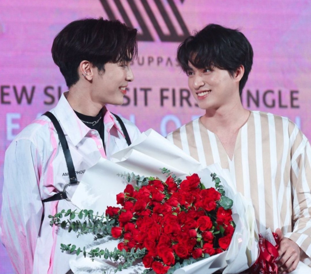 Gulf gifted the biggest rose bouquet to Mew at the press conference for his first single Season of You 