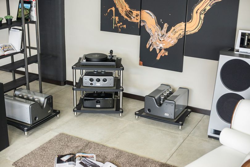 BassocontinuoAS's tweet image. REFERENCE LINE - Accordeon XL4 2.0 and Bandura 2.0 Portofino
A master system full of tubes and sound: our racks are hosting @Viva audio electronics and McIntosh Laboratory Inc. turntable
#bassocontinuo #wewillrackyou #referenceline
#accordeonxl4 #nighthawk #black #stainlesssteel