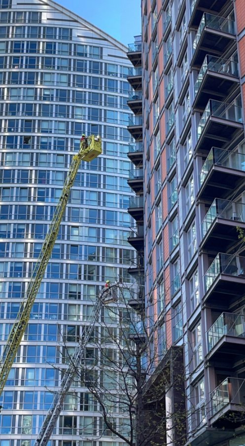 Latest from  @LondonFire. Called at 8.55, 20 fire engines and around 125 firefighters are there. Parts of the 8th, 9th and 10th floors are alight.The cause of the fire is not known at this stage.Thankfully witnesses tell me it looks under control. Pic  @IAmAndyPearce