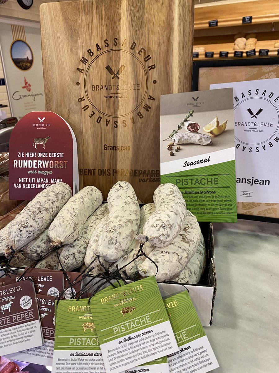 <a href="/worstmakers/">Brandt & Levie</a> WAGYU
Wagyu klinkt wel sjiek, maar wat maakt het nou zo bijzonder? Wagyu is vet en vet zit bomvol smaak. Hetbis daardoor ook het enige rundvlees dat smelt op de tong. En dat wil je bij een worstje. Niet uit Japan, maar gewoon van Nederlandse bodem. Tot zo!