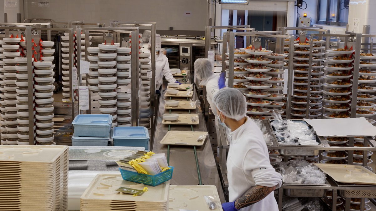 Avui a #SonEspasesIB3 veurem la tasca dels equips del 061 i com es treballa a les cuines de l'hospital.

A més, coneixerem l'impactant cas de na Carme, una dona que ha estat trobada ferida al carrer i que, sense recordar res del que va ocórrer.

⏰  22.15 h