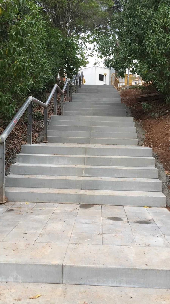 El parc de Can Guardiola es renova a passos gegants! ⚒️
🚧Les escales i part de la il·luminació ja estan acabades i, en poc, estaran fetes les tanques per la zona de gossos 🐶
Queda res per poder gaudir d'aquest espai a #Viladecans 💫