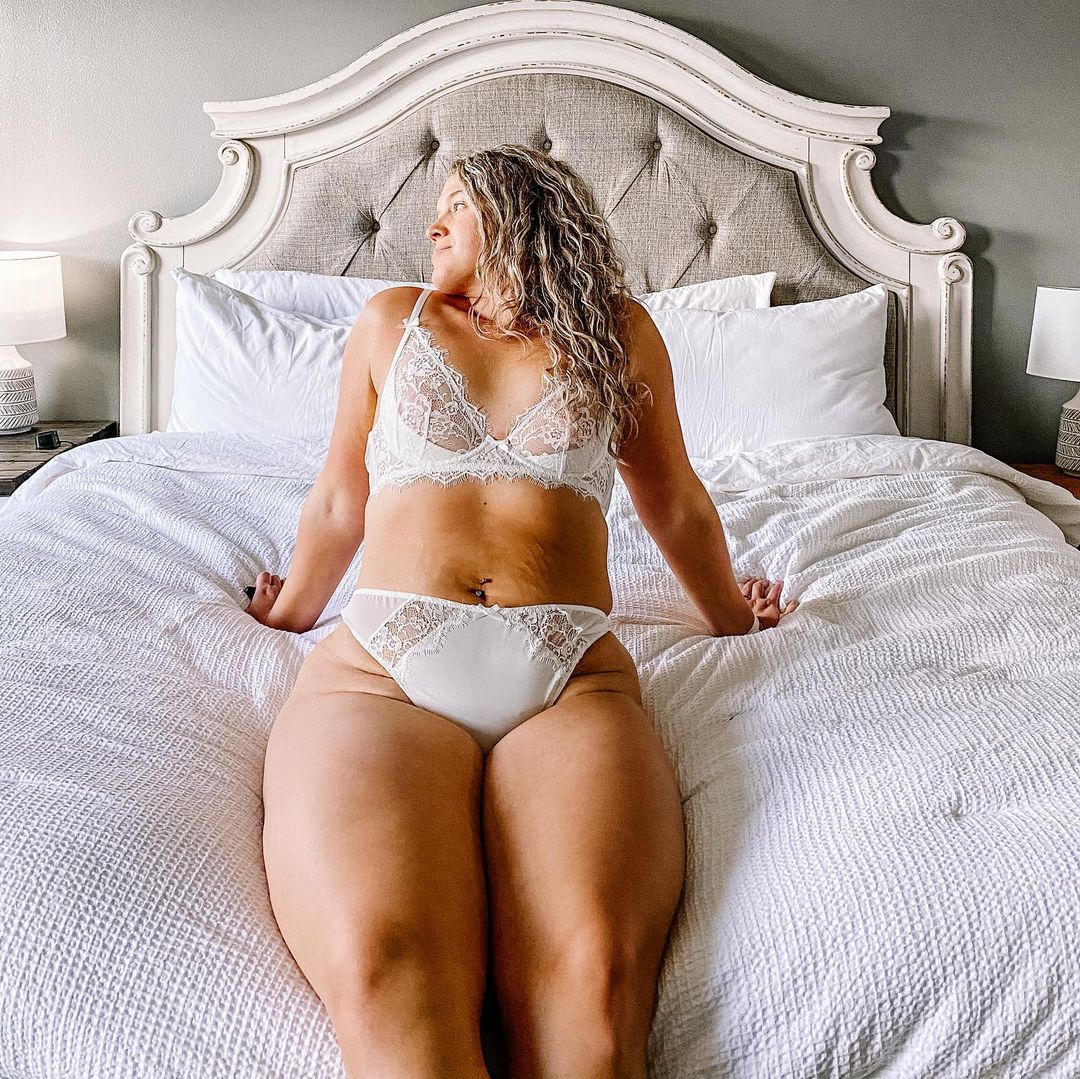 Figleaves on X: Sunday fit 🤍💭 @awalktofit looking stunning in our pulse  lace underwired plunge bra & pulse lace thong. 🔍XS247 🔍XS472 Shop now:    / X