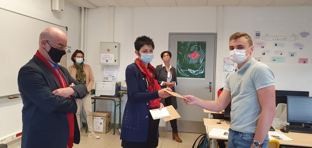 Valprof1's tweet photo. Remise des différents prix obtenus par les étudiants du BTS SAM 1 lors du concours " Entreprise à la une " 🏆
Merci à tous les partenaires qui ont rendu ce concours possible, nos professeurs et l'entreprise UTINAM. 👏 https://t.co/ERKbbqryyW