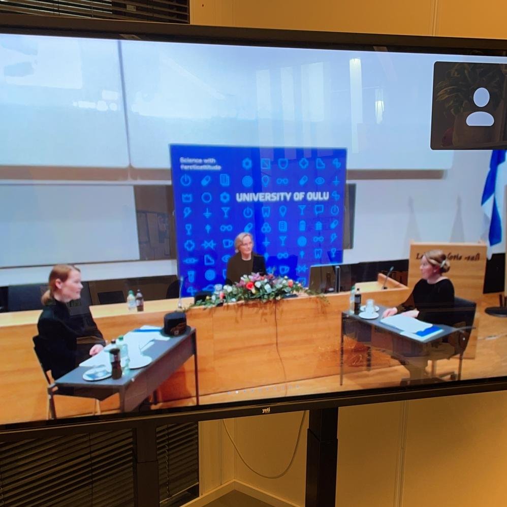 GeronursingC's tweet photo. Heidin väitöstilaisuus etenee hienosti! GNC:n tiimiläiset seuraavat Heidin väitöstä etänä Yetitabletilta mummonkammaristaan.
#gnc #näkövamma #ikääntyneet #näönkuntoutus #väitös #yetitablet https://t.co/6HgzwAk8mn
