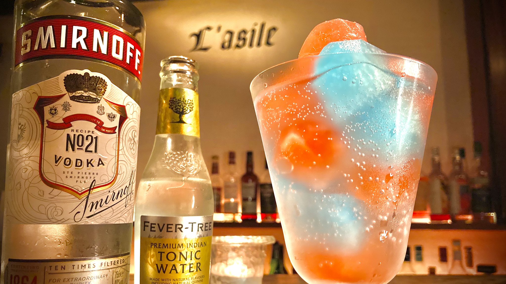 Bar Lasile バー ラズィール 本日はスペシャルなウォッカトニックを ブルーキュラソー とグレナデンシロップの氷を作成し ウォッカトニックに 氷が少しずつ溶けるにつれて 変化する味わいをお楽しみ頂けます 現在は休業中です ラズィール