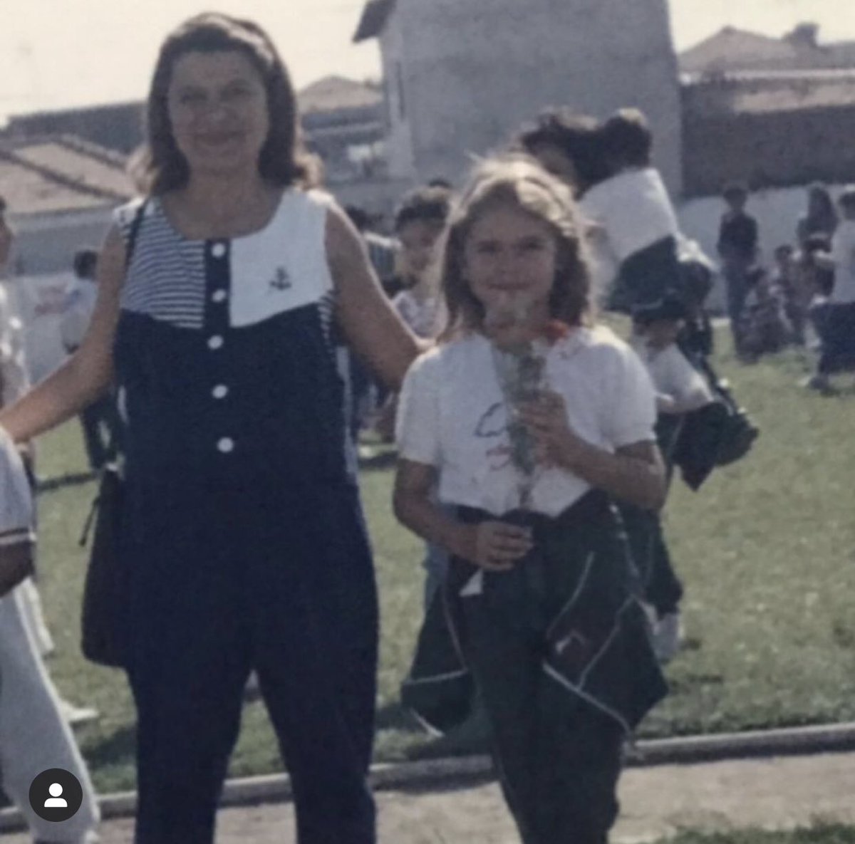 Foto antiga, comigo pequenininha, pra homenagear a dona Silvia, a pessoa mais corajosa e melhor cozinheira que eu e meus irmãos conhecemos! Ela vai ficar muito feliz de receber um beijo seu e da Cinthia, <a href="/rodrigobocardi/">Rodrigo Bocardi</a> #bdsp 💕