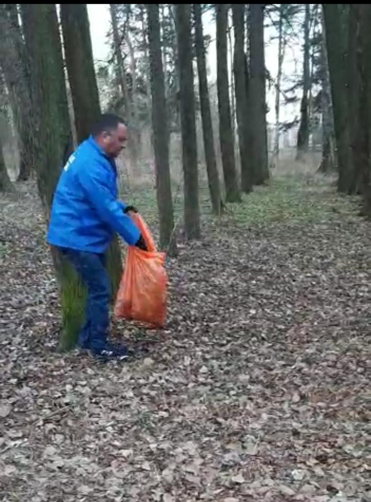 #ДеревоПобеды
В преддверии Дня Победы Вичугские школьники под руководством депутата городской Думы Сергея Куликова провели традиционный субботник в парке м-на Гольчиха и посадили молодые сосны.
#ЕР37 #Вичуга #ИвановскаяОбласть
#обЕРегаемпамять #ДеньПобеды