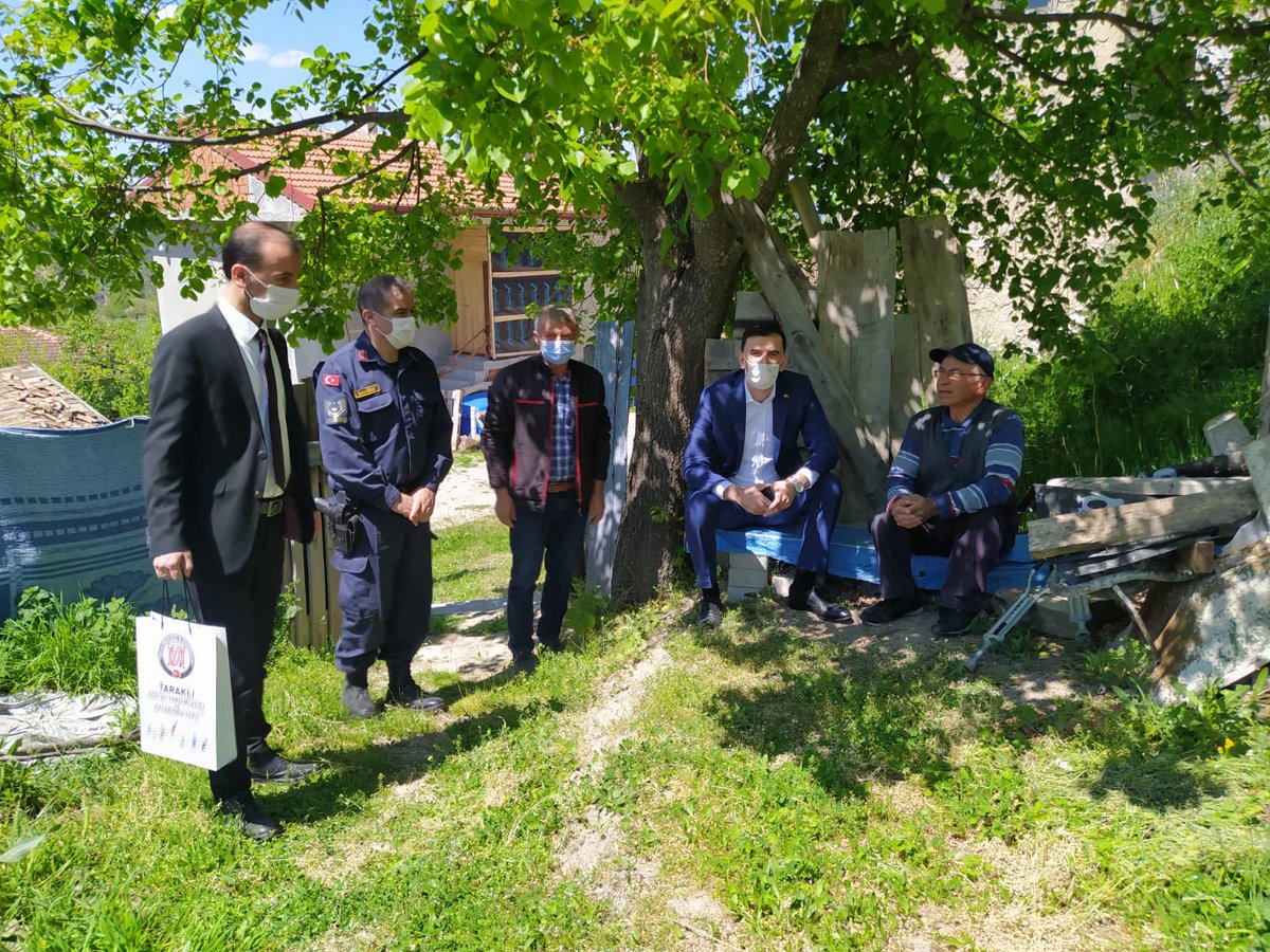 📍Kaymakamımız Sn.Levent KÜÇÜK, mahalle ziyaretleri kapsamında bugün Hacıaliler Mahallesi’nde cuma namazı sonrası mahalle sakinleriyle bir araya gelerek sohbet edip taleplerini dinledi.
📌Sonra mahallede bulunan bazı yaşlılarımızı hanelerinde ziyaret ederek mahalleden ayrıldı.