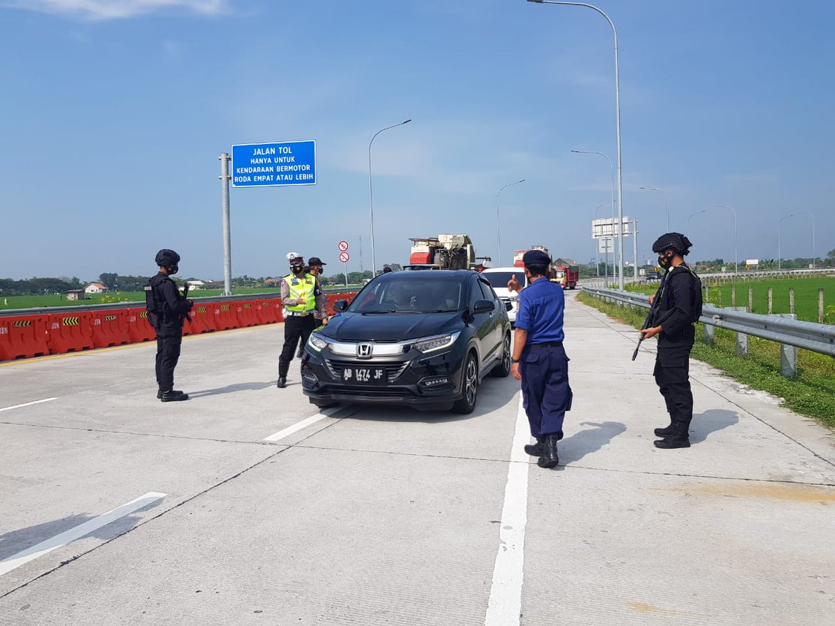 JtgOtda's tweet photo. Swn lur (linmas sragen) yg telah ikutserta bantu operasi peniadaan mudik lebaran 2021 di exit tol pungkruk kab sragen https://t.co/ZD0WVXxfNI