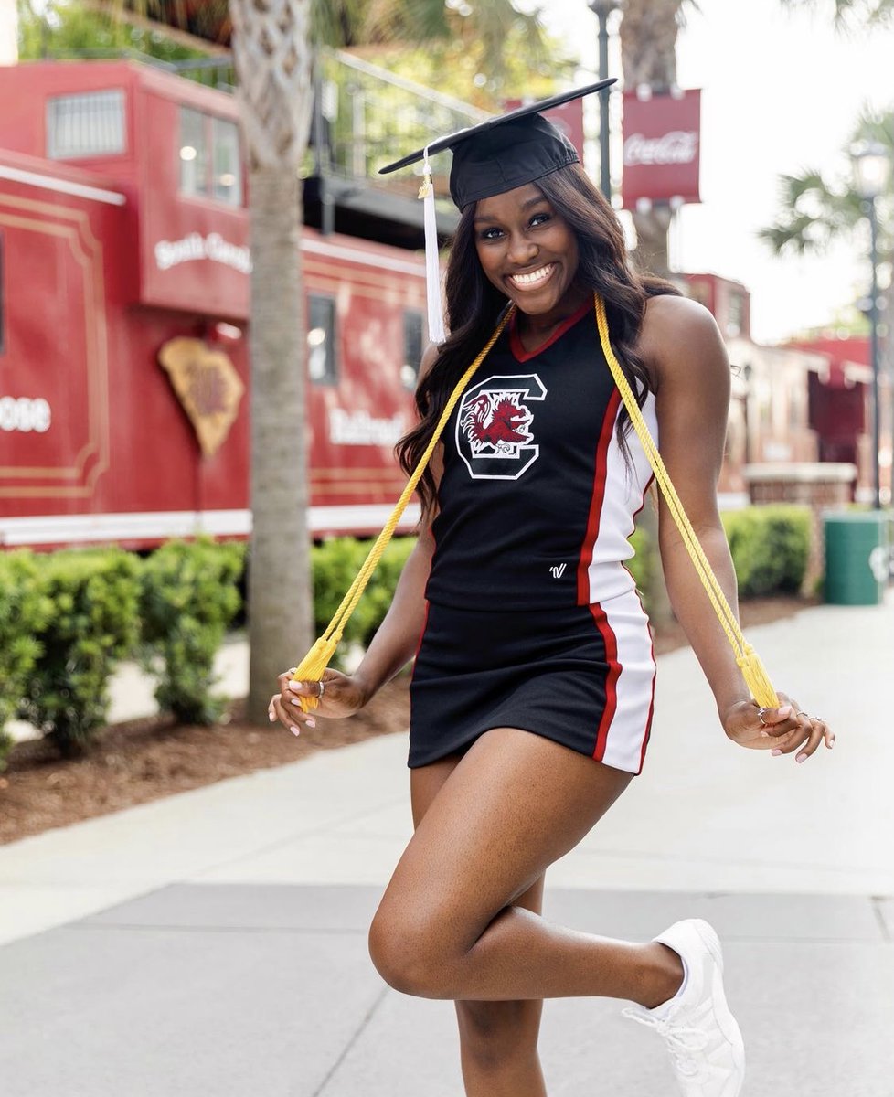UofSC's tweet image. It's commencement weekend in the capital city. 🎓 

Grads and guests, keep the memories and photos coming using ➡️ #UofSC21! We ❤️ celebrating with you.