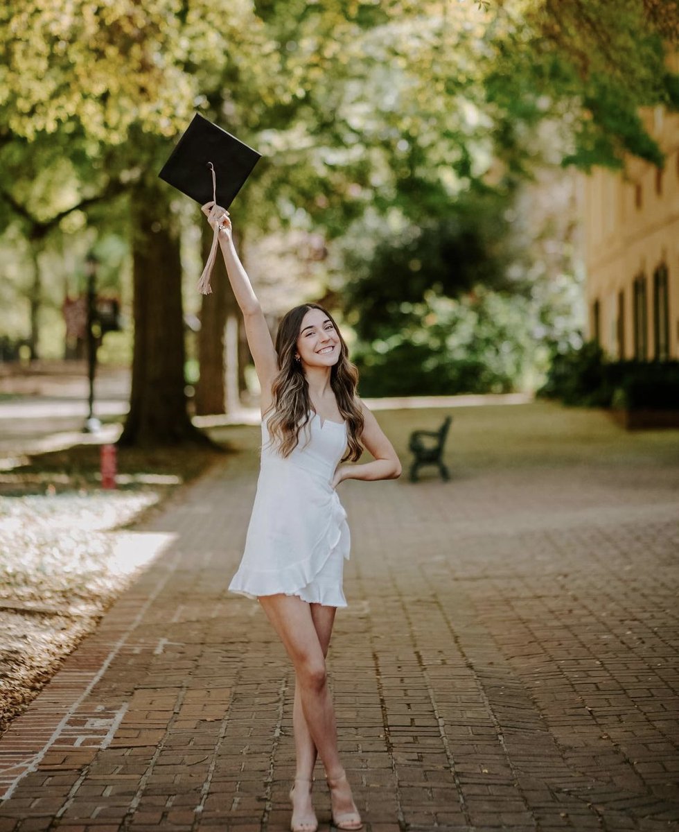 UofSC's tweet image. It's commencement weekend in the capital city. 🎓 

Grads and guests, keep the memories and photos coming using ➡️ #UofSC21! We ❤️ celebrating with you.