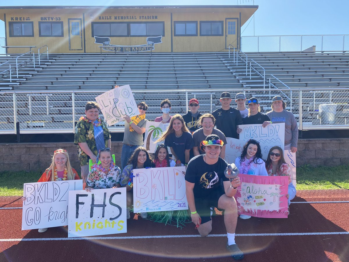 MrsWulfertFHS's tweet photo. #BKLD with my seminar kids 🖤💛 https://t.co/Ew3atcQYSG