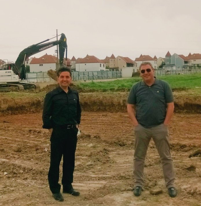 Güzel Şehrimize yeni  bir vizyon kazandıracak <a href="/gumusbahcekonak/">Gümüş Bahçe Konak</a> evlerinin inşaatına bismillah derken değerli dostum @nesim_iba ya ilk hayırlı olsun  demek bize nasipmiş.
 Bu güzel projeyi de Rabbim huzur içinde bitirmeyi nasip etsin.İnşaallah