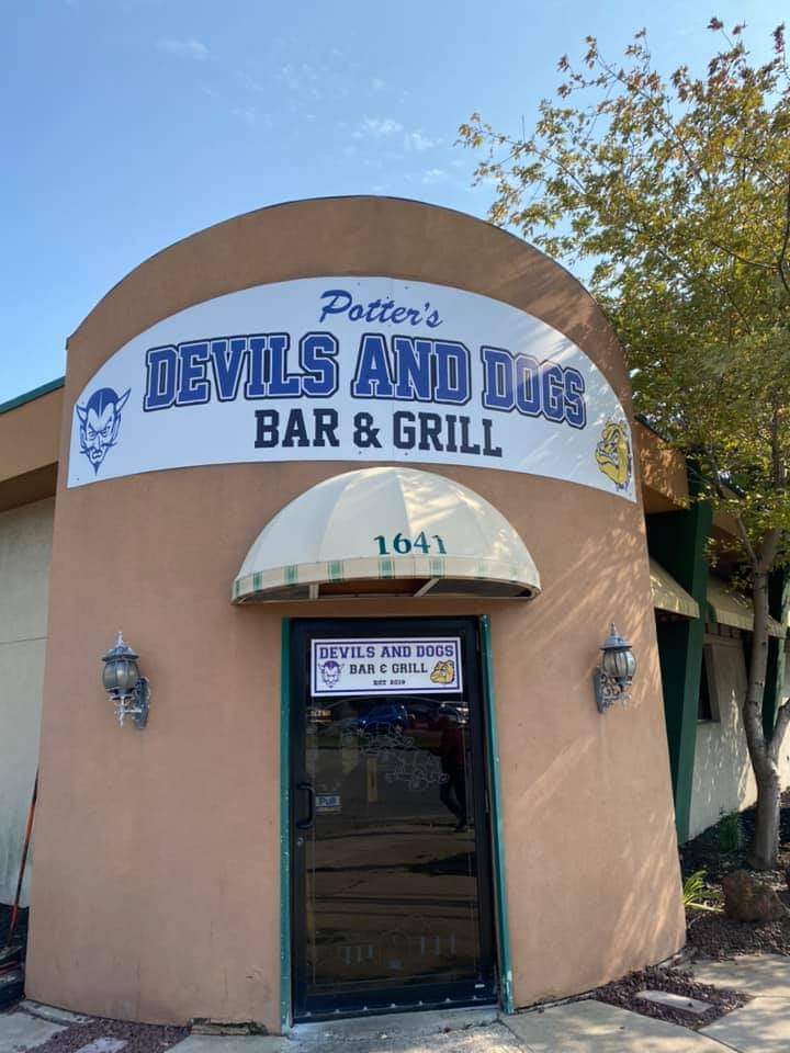 BarPartners's tweet image. It's Friday night--and you know what THAT means!! DJ Kev-Dizzle from Partners Friday night hosts karaoke from 7:30 to 11:30 at Ken-Ton's Friday night hotspot!! #karaoke #devilsanddogs #kevdizzle21years
