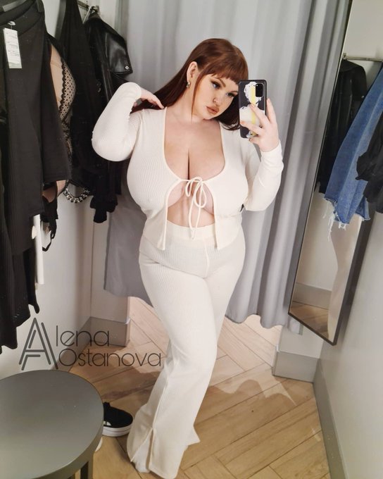 2 pic. RT if you want to undess me on this fitting room?
More retweets ➡️ more likely it is to see my