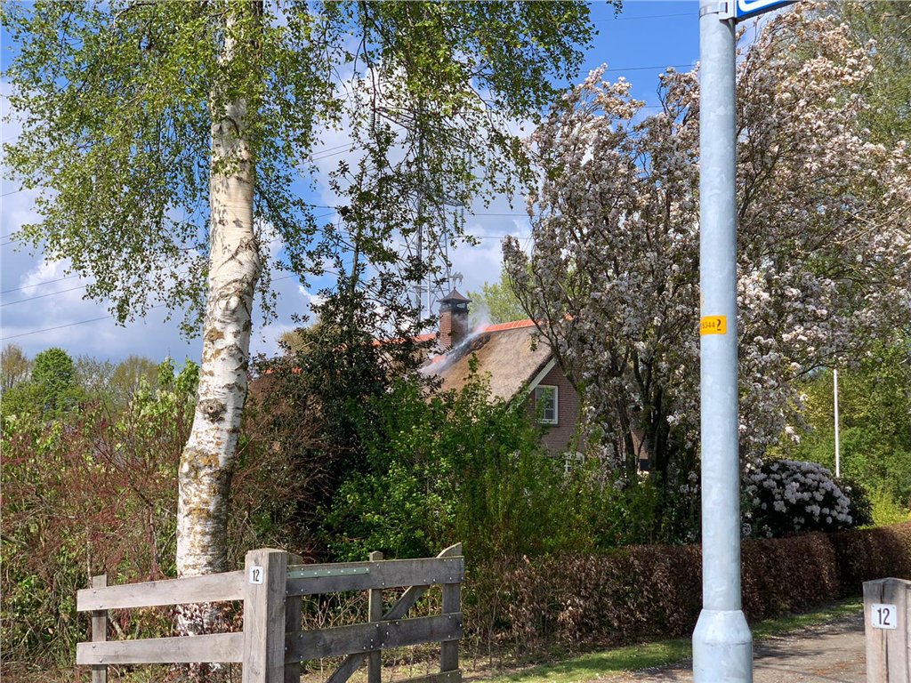 Schoorsteenbrand treft woonboerderij in Didam, rieten dak van woning vat vlam...