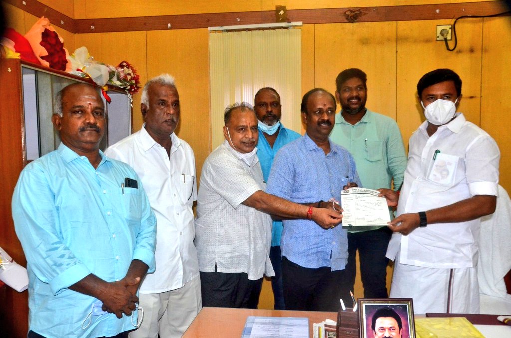 செய்தித்துறை அமைச்சர்
வெள்ளக்கோவில் திரு. சாமிநாதன் அவர்களுக்கு
தமிழ் திரைப்பட தயாரிப்பாளர்கள் சங்கம் வாழ்த்து <a href="/ThenandalFilms/">Thenandal Films</a> <a href="/MuraliRamasamy4/">THENANDAL RAMASAMY</a> <a href="/Hemarukmani1/">Hema Rukmani</a>  #Radhakrishnan <a href="/Vmuralee31/">N Vijayamuralee</a>